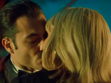 Blasco se deja llevar y besa a Bárbara Rey: “Ángel no te merece” Blasco se deja llevar y besa a Bárbara Rey: “Ángel no te merece”