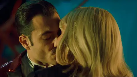 Blasco se deja llevar y besa a Bárbara Rey: “Ángel no te merece” Blasco se deja llevar y besa a Bárbara Rey: “Ángel no te merece”