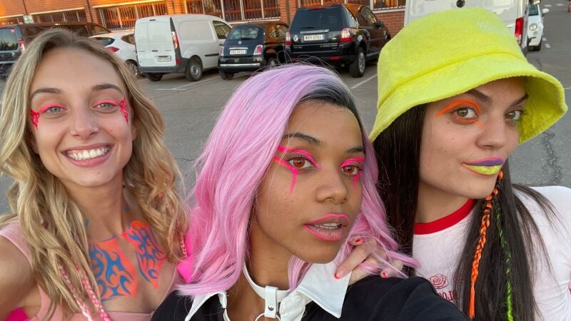 Así se rodó la increíble coreografía del metro: vagón vacío, luces de neón y vestuario reflectante