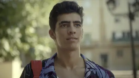 “Te falta calle”, Omar enseña a Andrea y Luca su barrio “Te falta calle”, Omar enseña a Andrea y Luca su barrio