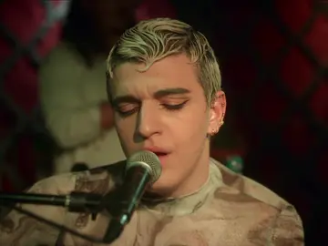 Luca se arma de valor y canta en un tablao flamenco delante de Omar Luca se arma de valor y canta en un tablao flamenco delante de Omar