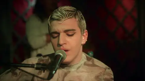 Luca se arma de valor y canta en un tablao flamenco delante de Omar Luca se arma de valor y canta en un tablao flamenco delante de Omar