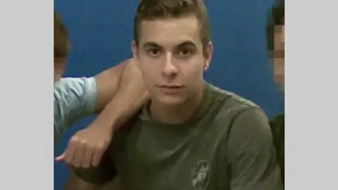 Carisma y seguridad en sí mismo: los rasgos de Patrick que camuflaron su oscuro pasado Carisma y seguridad en sí mismo: los rasgos de Patrick que camuflaron su oscuro pasado