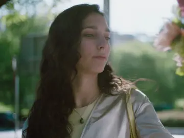 Valeria frente al monumento en recuerdo de Cristina Valeria frente al monumento en recuerdo de Cristina