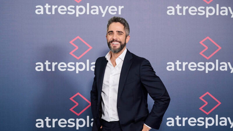 Los invitados posan en la alfombra azul del atresplayer Day, un evento multitudinario en pleno corazón de Madrid