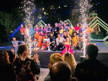 La espectacular coreografía en Plaza España de los alumnos de la escuela La espectacular coreografía en Plaza España de los alumnos de la escuela