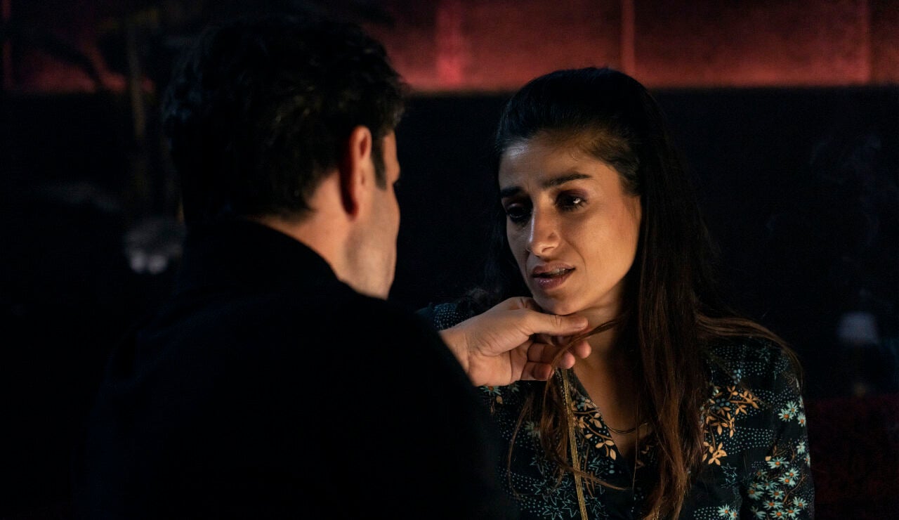 Nisa enfrenta a los presos en el barrac&oacute;n, &iquest;dejar&aacute; Charli de contar historias?