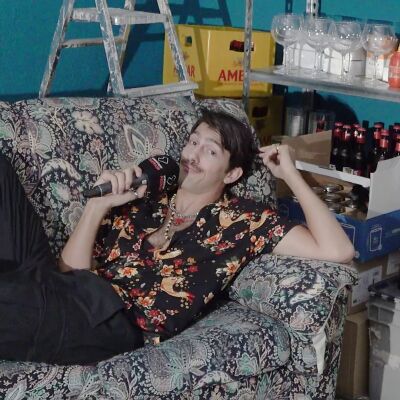 El tour de Iacopo Ricciotti por el famoso bar de &lsquo;Zorras&rsquo;: &ldquo;Si este sof&aacute; pudiera hablar, las cosas que dir&iacute;a&hellip;&rdquo;