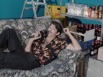 El tour de Iacopo Ricciotti por el famoso bar de ‘Zorras’: “Si este sofá pudiera hablar, las cosas que diría…” El tour de Iacopo Ricciotti por el famoso bar de ‘Zorras’: “Si este sofá pudiera hablar, las cosas que diría…”