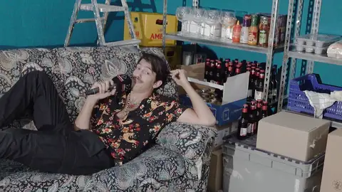 El tour de Iacopo Ricciotti por el famoso bar de ‘Zorras’: “Si este sofá pudiera hablar, las cosas que diría…” El tour de Iacopo Ricciotti por el famoso bar de ‘Zorras’: “Si este sofá pudiera hablar, las cosas que diría…”