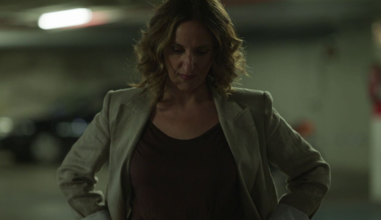 Ver&oacute;nica descubre un trozo de la moto bajo el coche de &Aacute;lex