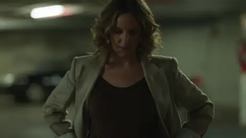 Verónica descubre un trozo de la moto bajo el coche de Álex Verónica descubre un trozo de la moto bajo el coche de Álex