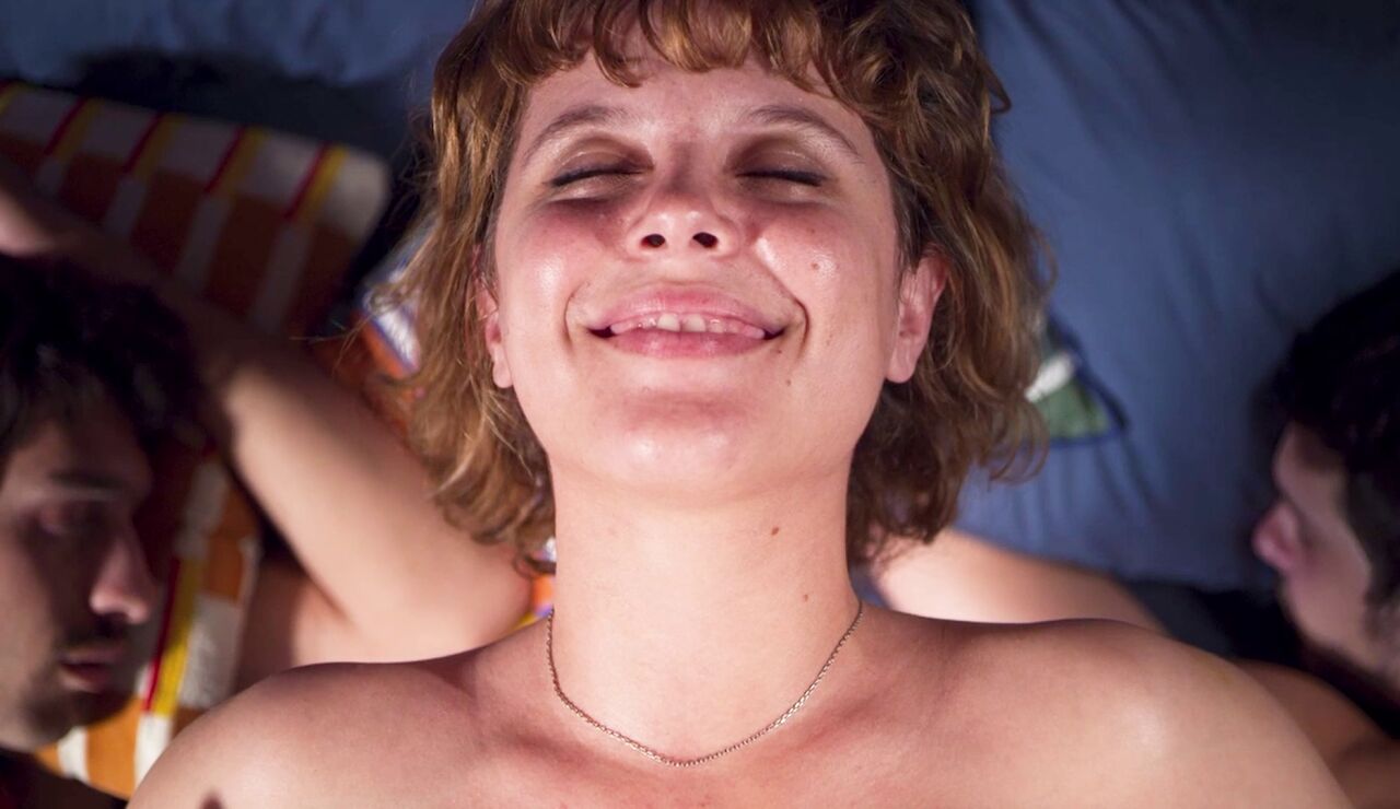 &iquest;C&oacute;mo se grab&oacute; el tr&iacute;o de &lsquo;Zorras&rsquo; con Andrea Ros? De la coquilla al uso del cond&oacute;n