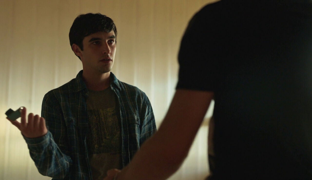 &Aacute;lex provoca a unos chicos para que le peguen una paliza