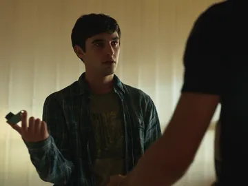 Álex provoca a unos chicos para que le peguen una paliza Álex provoca a unos chicos para que le peguen una paliza