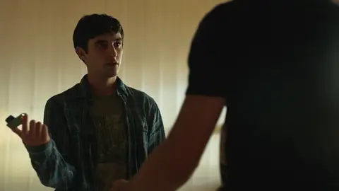 Álex provoca a unos chicos para que le peguen una paliza Álex provoca a unos chicos para que le peguen una paliza