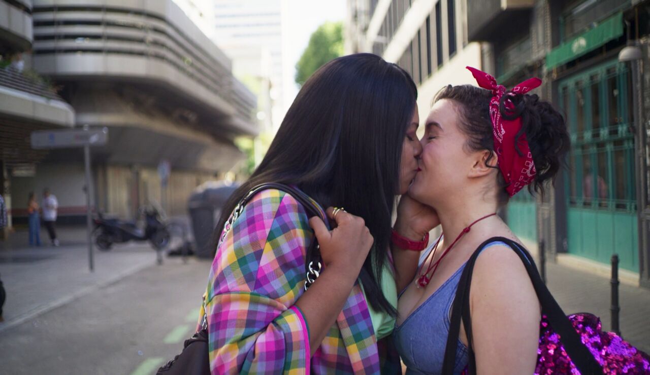 El beso de Carmen y Diana