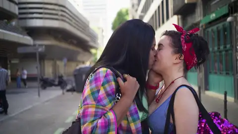 El beso de Carmen y Diana El beso de Carmen y Diana