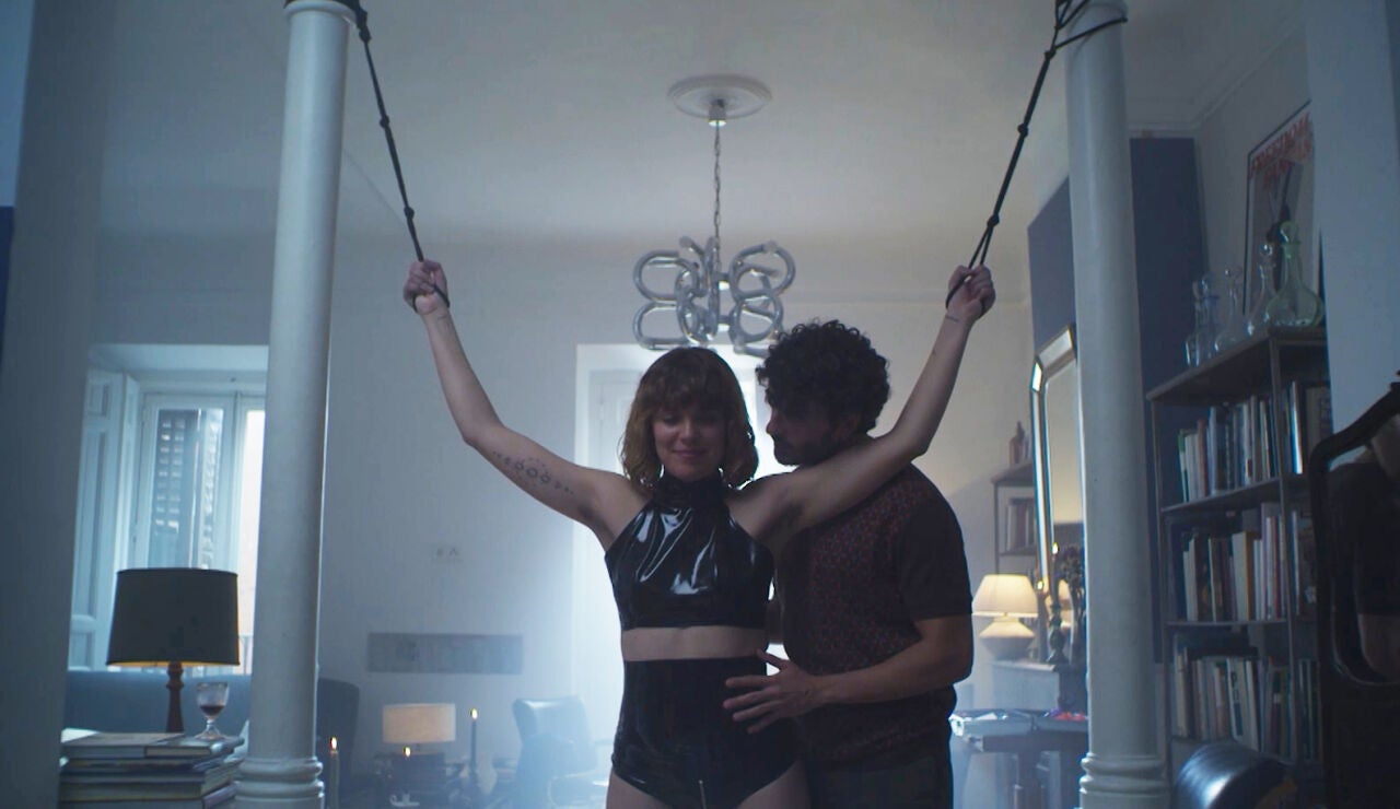 Ricardo introduce a Alicia en el BDSM