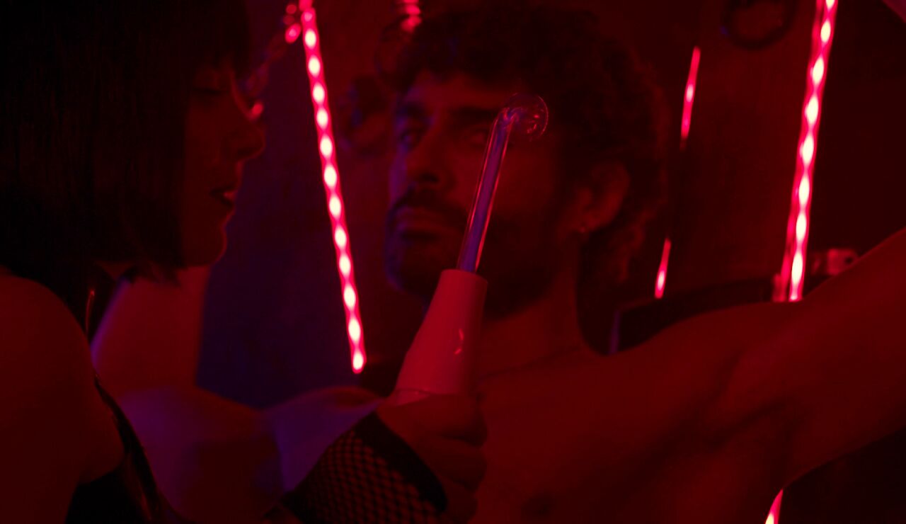 Alicia prueba la electroestimulaci&oacute;n er&oacute;tica con Ricardo: &ldquo;&iquest;Duele?&rdquo;