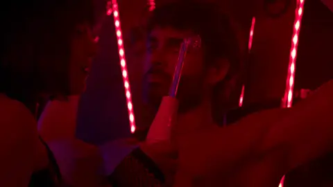 Alicia prueba la electroestimulación erótica con Ricardo: “¿Duele?” Alicia prueba la electroestimulación erótica con Ricardo: “¿Duele?”