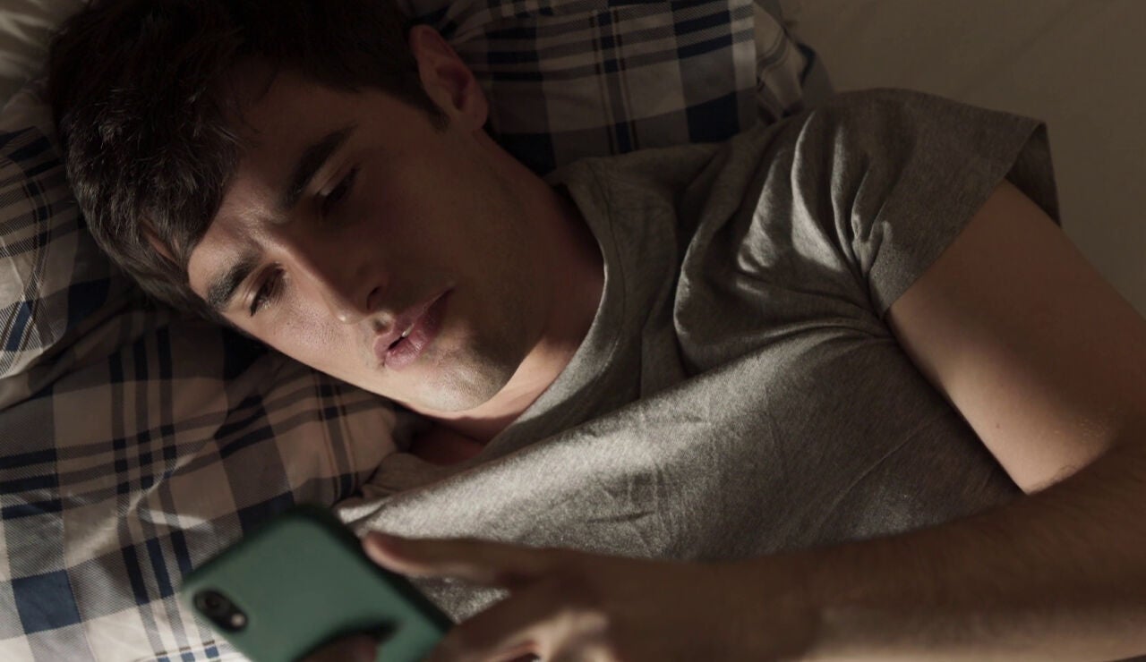 &Aacute;lex decide acercarse a Alba