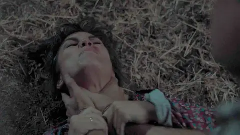 Manuel se lleva a María y su vida corre peligro: “¿Quieres saber lo que hice con Llanos?” Manuel se lleva a María y su vida corre peligro: “¿Quieres saber lo que hice con Llanos?”
