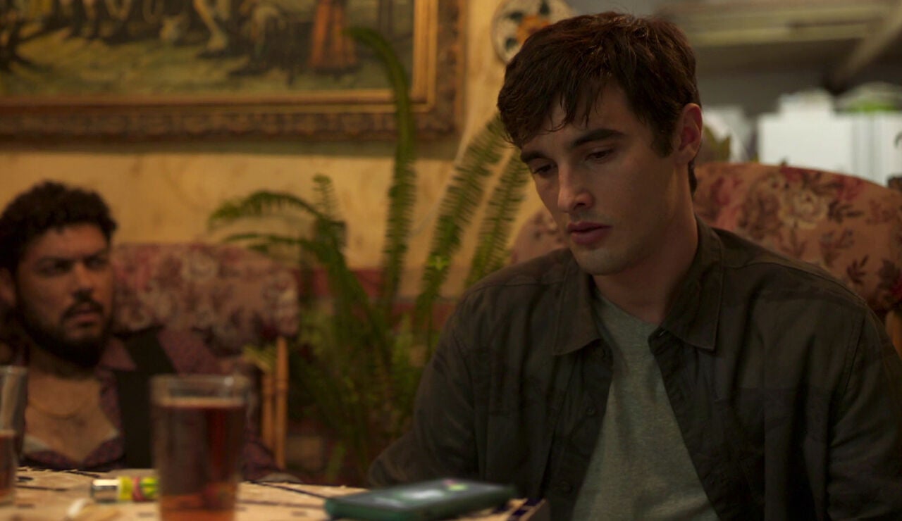 Mart&iacute;n escucha asustado e impotente c&oacute;mo &Aacute;lex forcejea con su vigilante