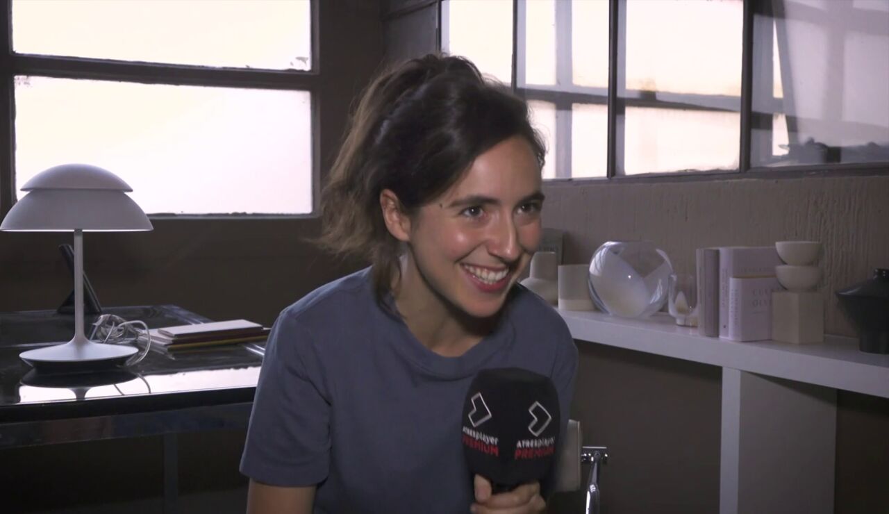 "A &Aacute;lvaro Carmona no le gustaban mis pies": Macarena Sanz bromea sobre el perfeccionismo del director