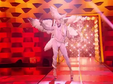 Renacidas, brillantes y rocieras: las reinas desfilan con los looks que no vimos y eligen el mejor Renacidas, brillantes y rocieras: las reinas desfilan con los looks que no vimos y eligen el mejor