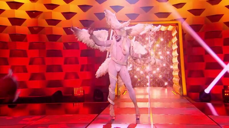 Renacidas, brillantes y rocieras: las reinas desfilan con los looks que no vimos y eligen el mejor