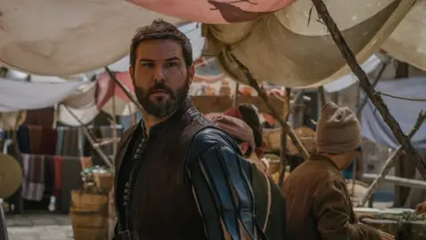 Jasón Matilla presenta a Garrido, su personaje en Beguinas: "Es la mano ejecutora de Munio de Avellaneda" Es uno de los malos de Beguinas