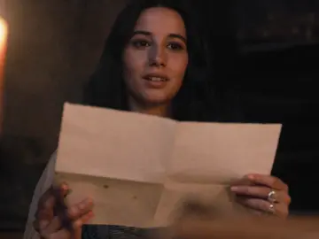 Lucía descubre el secreto de Lucrecia Lucía descubre el secreto de Lucrecia