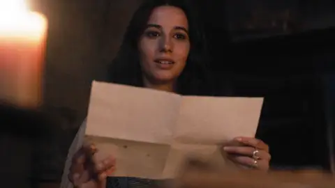 Lucía descubre el secreto de Lucrecia Lucía descubre el secreto de Lucrecia