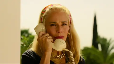 Nicole le cuenta su plan a Renata Nicole le cuenta su plan a Renata