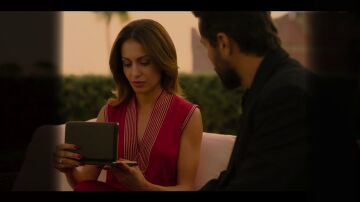 Omar le entrega a Eva el objeto con el que poder saldar la deuda