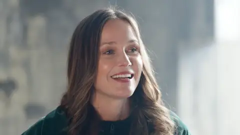 Lucia Guerrero nos presenta su personaje en Santuario Lucia Guerrero nos presenta su personaje en Santuario