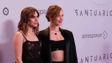 Aura Garrido y Luc&iacute;aGuerrero en la premier de Santuario 