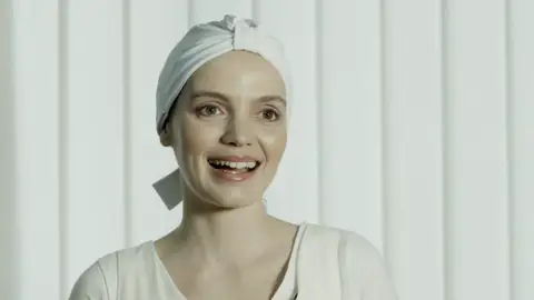 Blanca Valletbó nos presenta a Esperanza su personaje en Santuario Blanca Valletbó nos presenta a Esperanza su personaje en Santuario