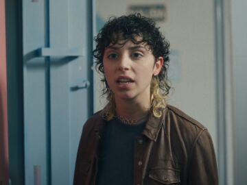 Lele en el vestuario dando su discurso