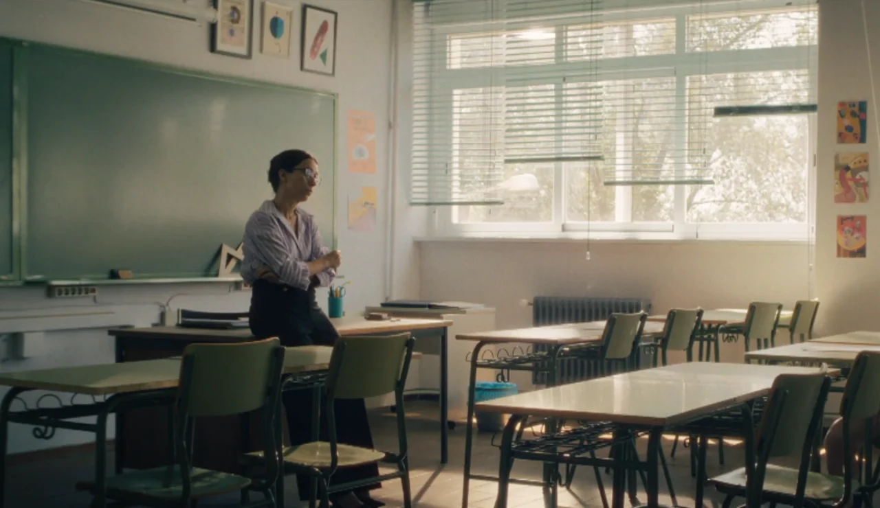 Iria es la única alumna que asiste al examen sorpresa de Brianda