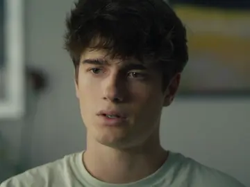 Pelayo le pide a Marta que le ayude Pelayo le pide a Marta que le ayude