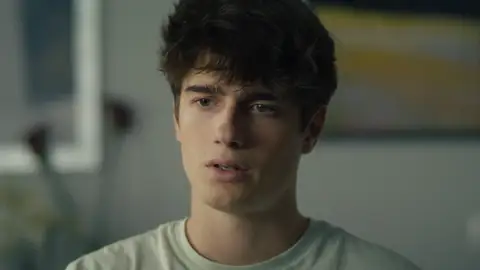 Pelayo le pide a Marta que le ayude Pelayo le pide a Marta que le ayude