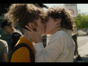 Lele y Marina se besan Lele y Marina se besan