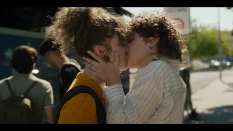 Lele y Marina se besan  Lele y Marina se besan