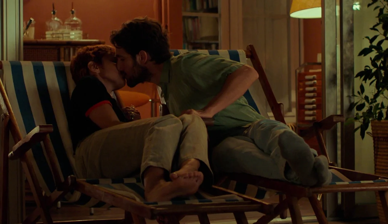 ¡Un primer beso un poco accidentado!