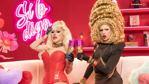 Miss Khristo llena el salón de Sí lo digo de glamour y moda para comentar Drag Race con Samantha Ballentines Miss Khristo llena el salón de Sí lo digo de glamour y moda para comentar Drag Race con Samantha Ballentines