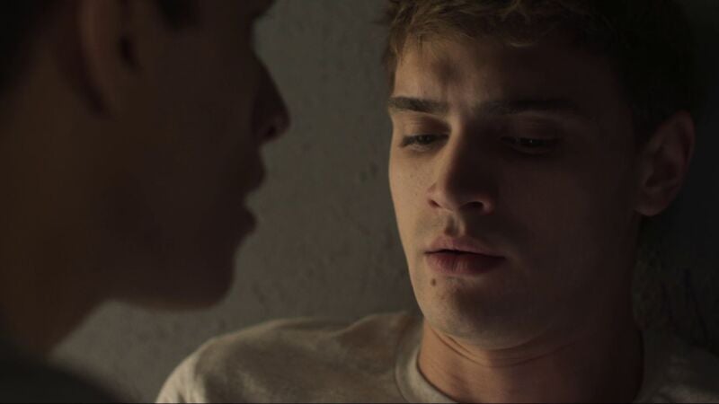 Álvaro se salva, por el momento, de las sospechas de Ray en Mar Afuera