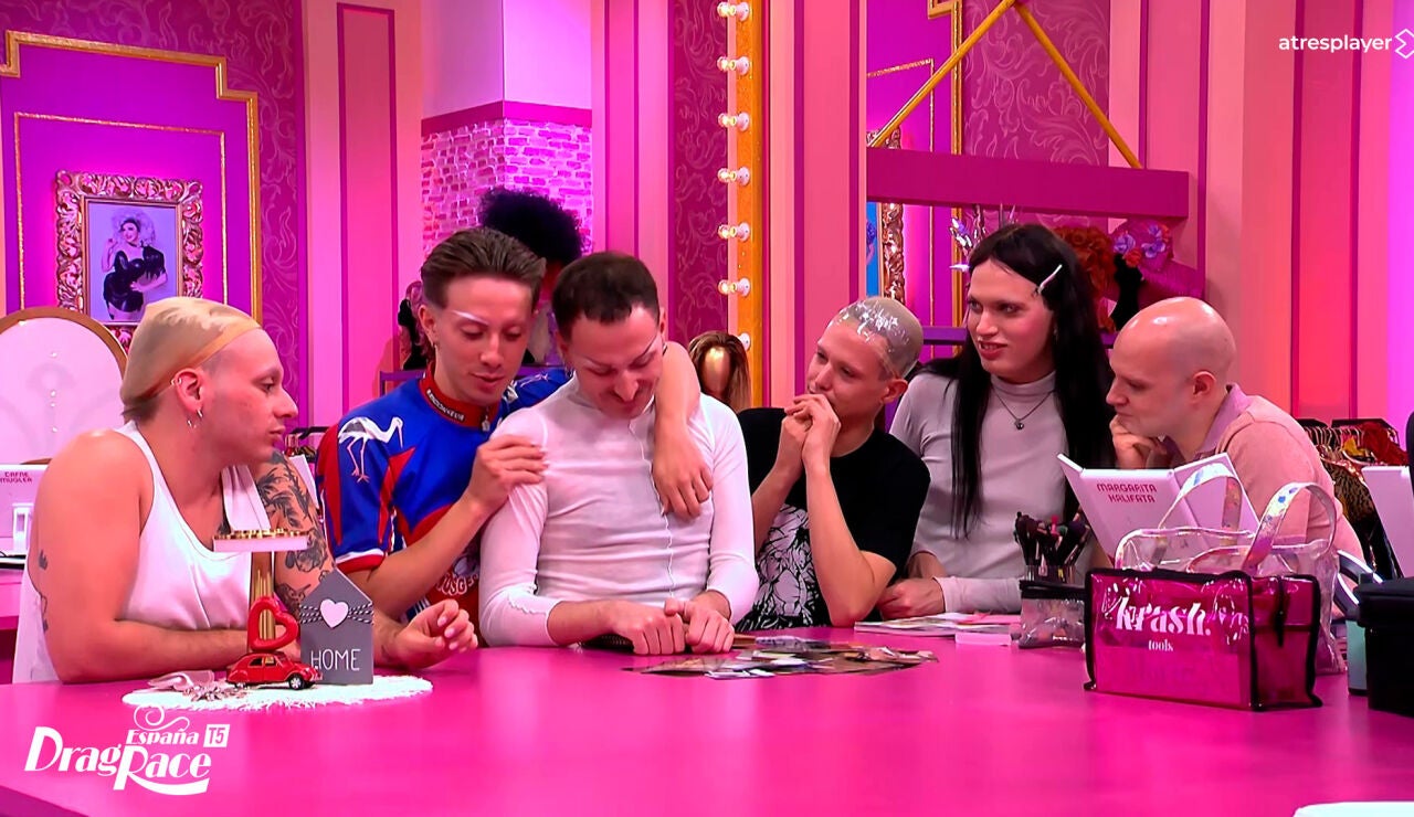 Las reinas de Drag Race Espa&ntilde;a se emocionan en el taller al mostrar los recuerdos que han tra&iacute;do de sus familiares y amigues