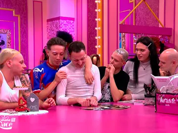 Las reinas de Drag Race España se emocionan en el taller al mostrar los recuerdos que han traído de sus familiares y amigues Las reinas de Drag Race España se emocionan en el taller al mostrar los recuerdos que han traído de sus familiares y amigues
